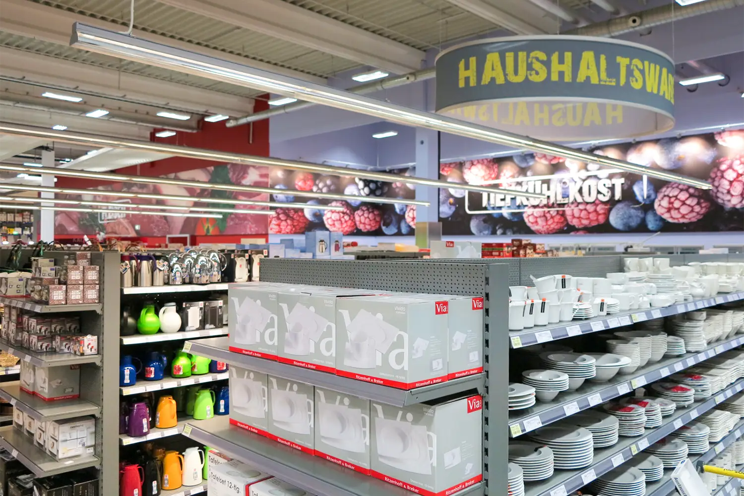 Breiter Blick auf die Verkaufsfläche eines Cash-&-Carry-Geschäfts mit Fokus auf die Sortimentsvielfalt – relevant für Handelsunternehmen und Lieferanten.