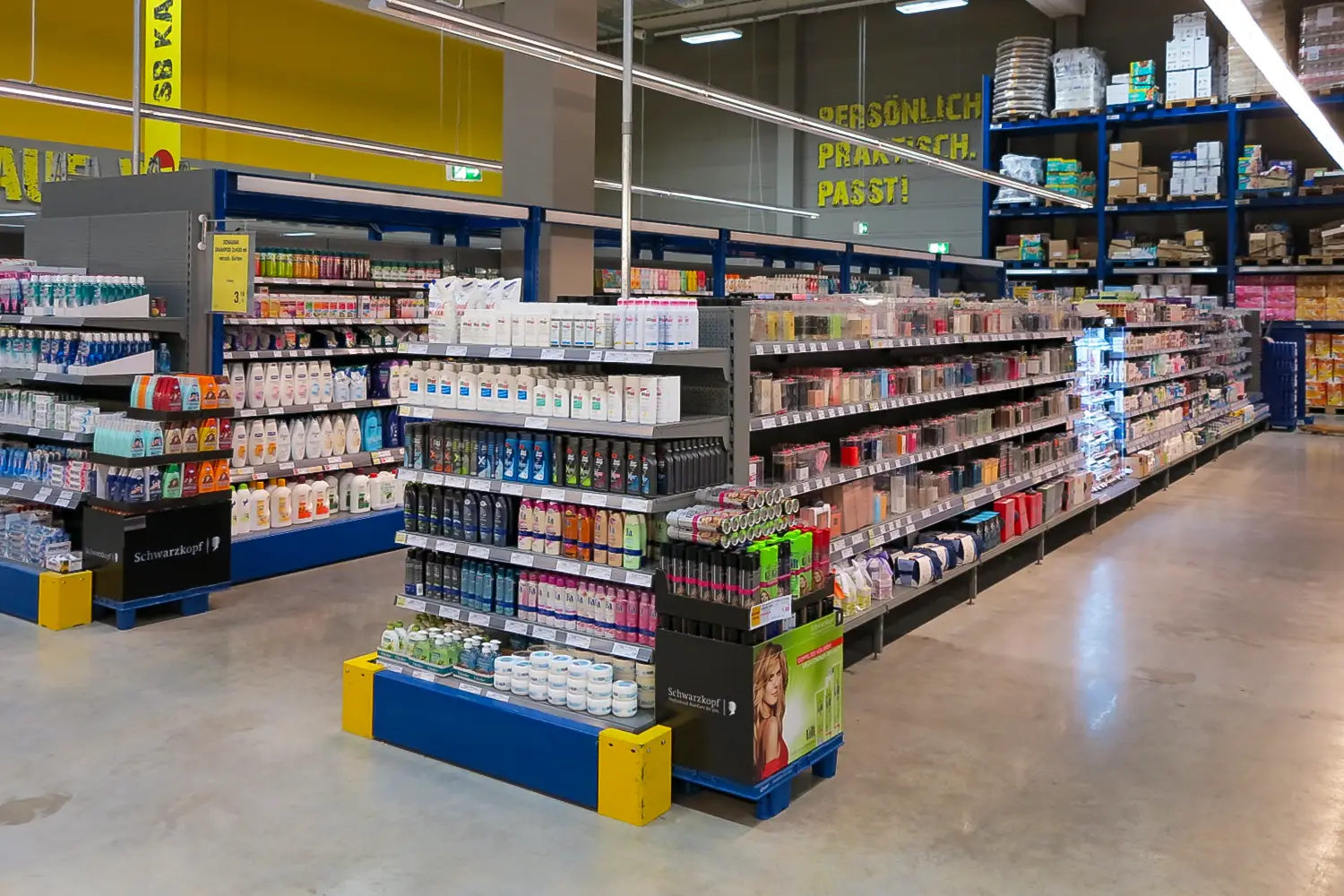 Innenaufnahme eines großflächigen Cash-&-Carry-Markts mit hohen Regalen und strukturiertem Warenangebot – perfekt für Einzelhandels- oder Großhandelsseiten.