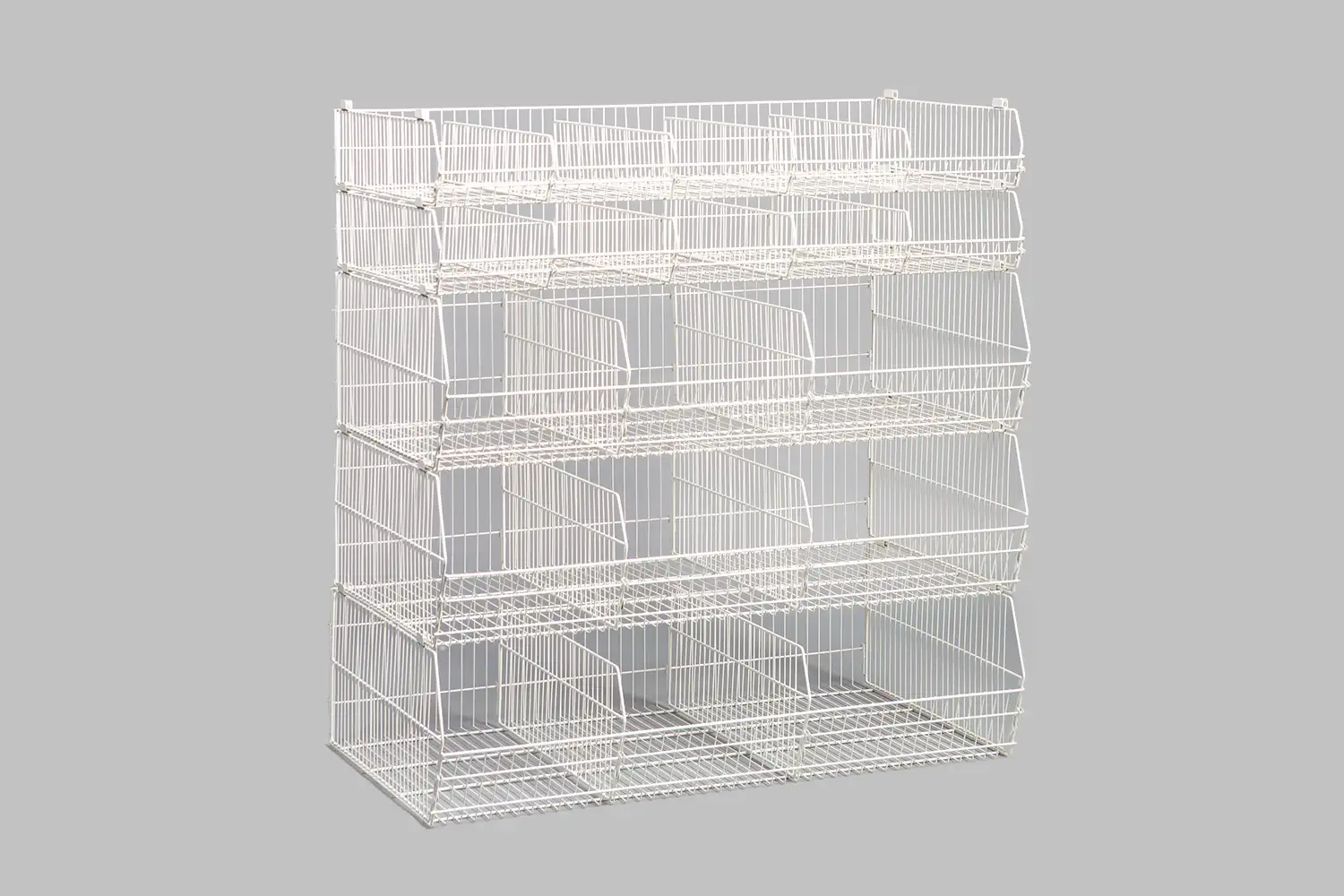 Stapelbare Drahtkörbe, leer, auf weißem Hintergrund freigestellt.