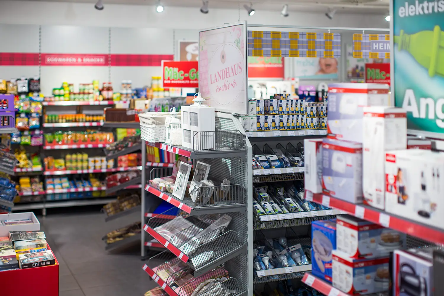 Verkaufsregal mit verschiedenen Haushalts- und Drogerieartikeln in einem Einzelhandelsgeschäft.