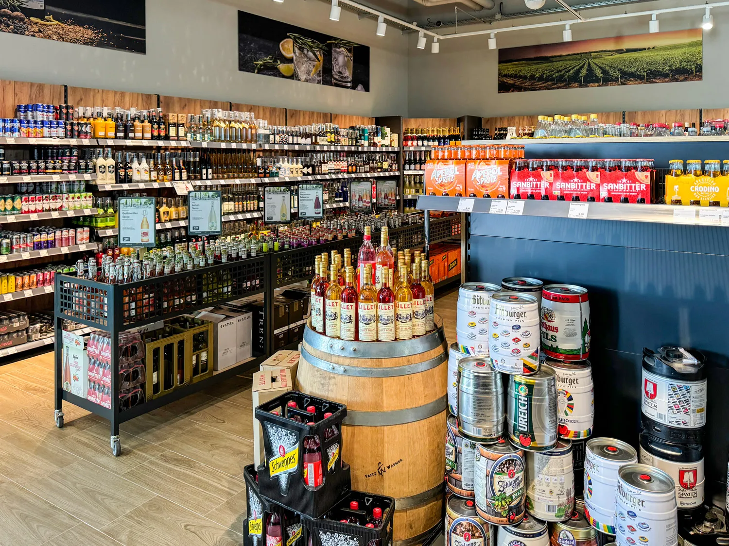 Moderner Kassenbereich im Fachhandel mit mehreren Beratungsplätzen und schlichten Tresen. Die Theken sind durch Glasscheiben getrennt und die Einrichtung ist sachlich und funktional.