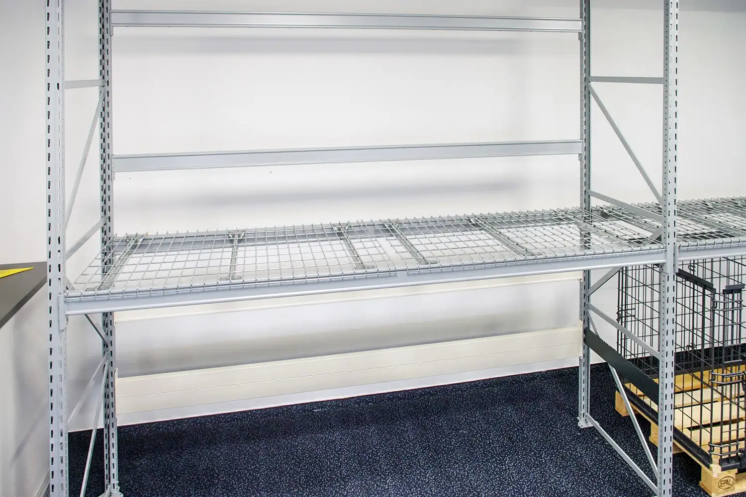 Stabiles Schwerlastregal mit Gitterböden für sichere Lagerung. Ideal für Lagerhallen, Werkstätten und Industrieumgebungen.