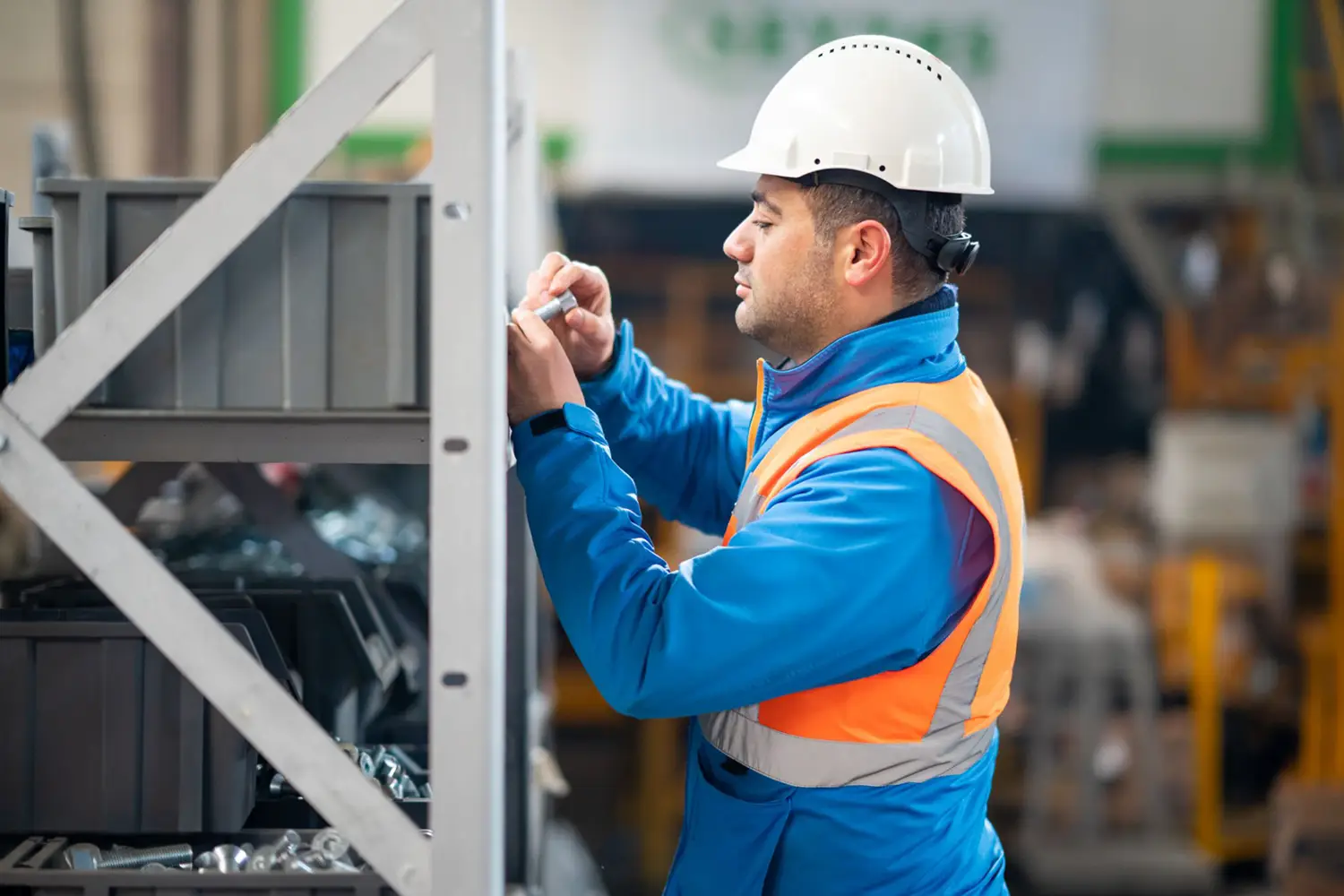 Mitarbeiter bei der Regalprüfung im Lager. Sicherheit am Arbeitsplatz und Ordnung im Lager stehen im Fokus dieses professionellen Arbeitsumfelds.