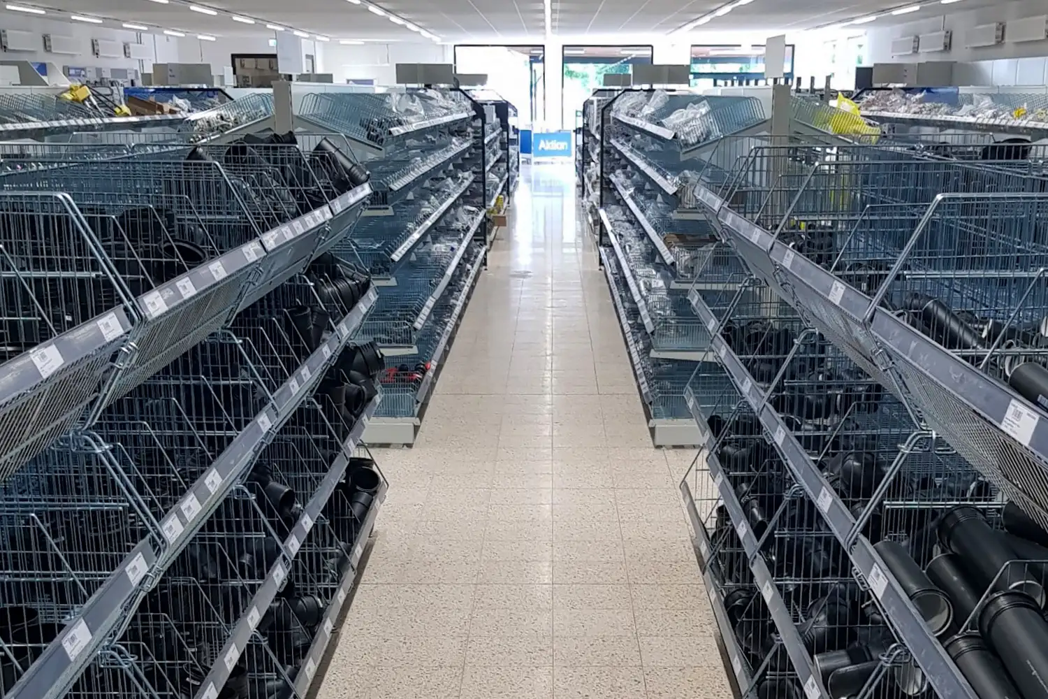 Breite, verzinkte Metallregale für SB-Märkte und Großhandelsgeschäfte. Bieten viel Platz für eine klare und strukturierte Warenpräsentation.