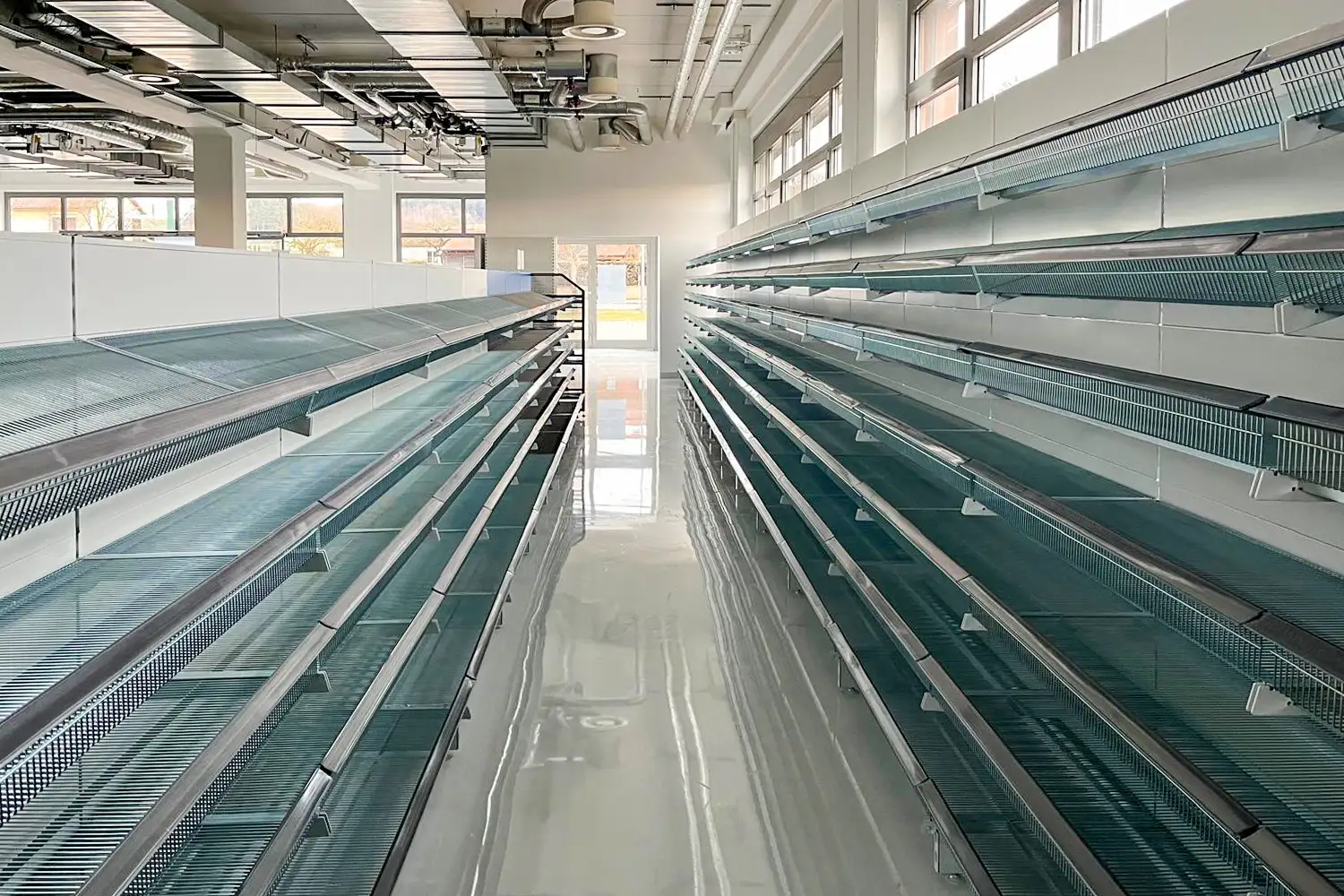 Metallregale mit hoher Kapazität und stabiler Ausführung für den Einzelhandel. Ideal für schwere oder voluminöse Produkte im SB-Bereich.