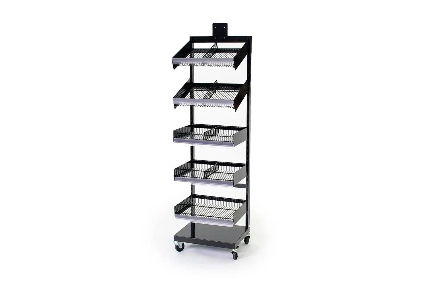Schwarzes Regal mit fünf schrägen Drahtkörben, auf Rollen, mit rechteckiger Metallbasis und Aufsatz für Beschriftung.