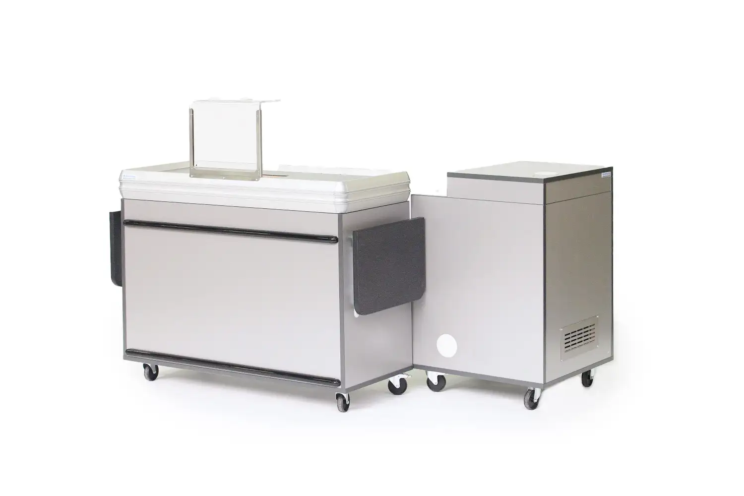 Kompakte Verkaufstheke aus Edelstahl mit Rollen, seitlichen Schutzpolstern und einem angehängten Modul, vermutlich für mobile Einsätze.