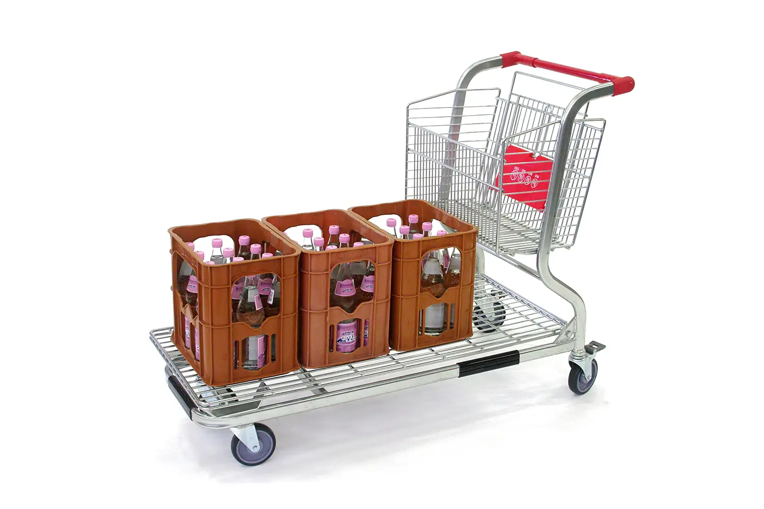 Ein Einkaufswagen mit einem roten Griff und einer unteren Plattform, die vier Getränkekisten aus Kunststoff mit rosa Deckeln enthält.