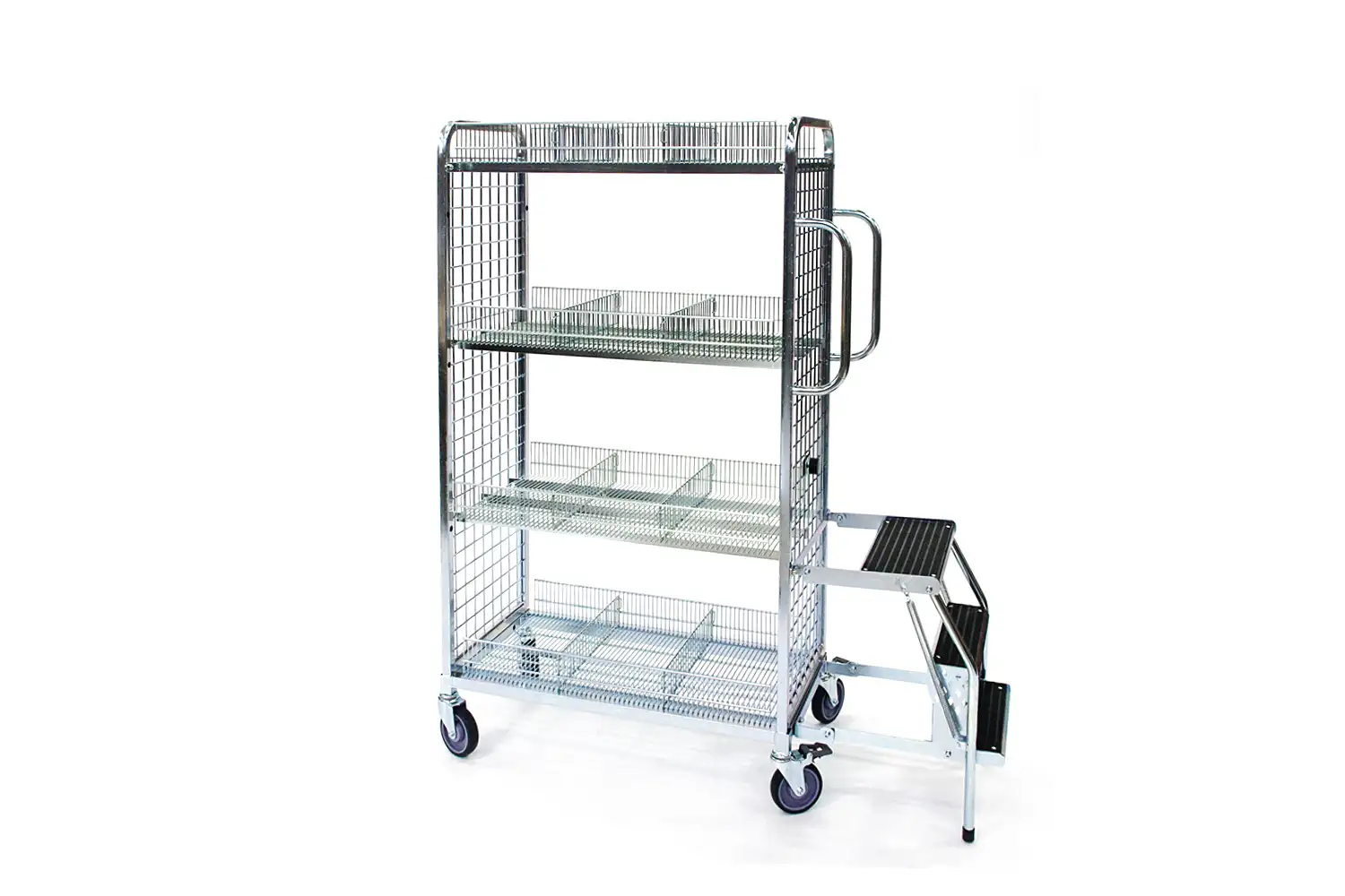 Ein Rollwagen mit drei Etagen und seitlichem Trittbrett als kleine integrierte Leiter. Der Wagen ist aus Gittermetall gefertigt.