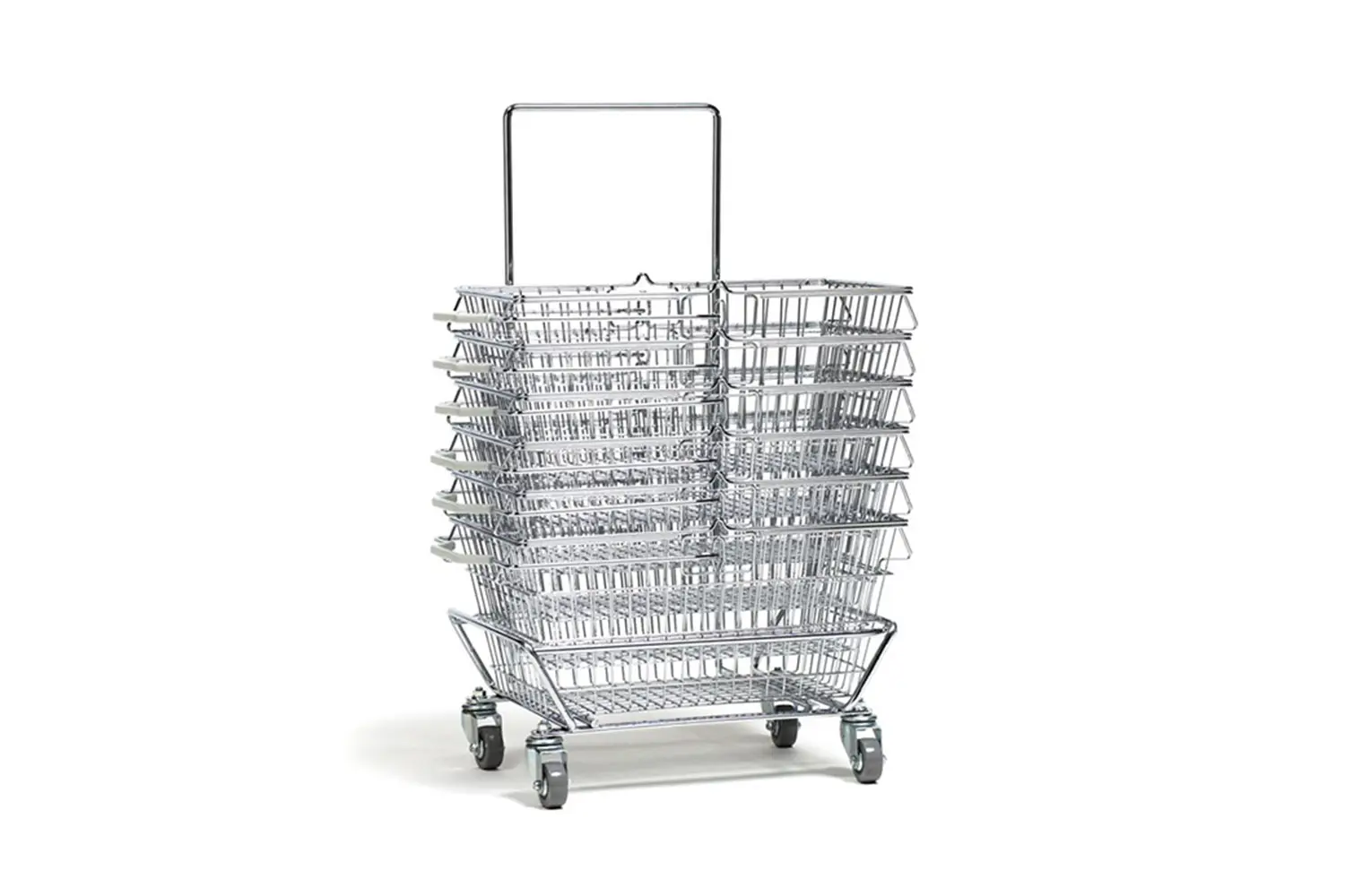Ein Stapel von Einkaufskörben aus Metall auf einem fahrbaren Untersatz mit vier Rollen. Die Körbe sind ineinander gestapelt.